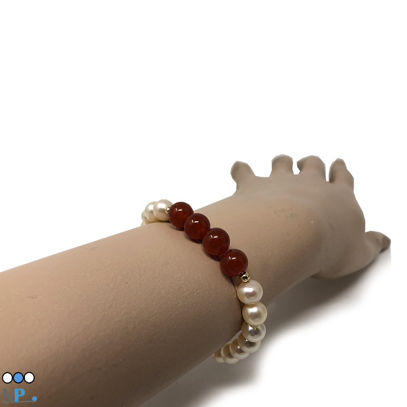 bracelet de perles tres chic - composé de perles de culture blanches et de 4 Agates rouge, perles fines